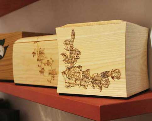 Urne cinerarie decorate e intagliate a mano in legno