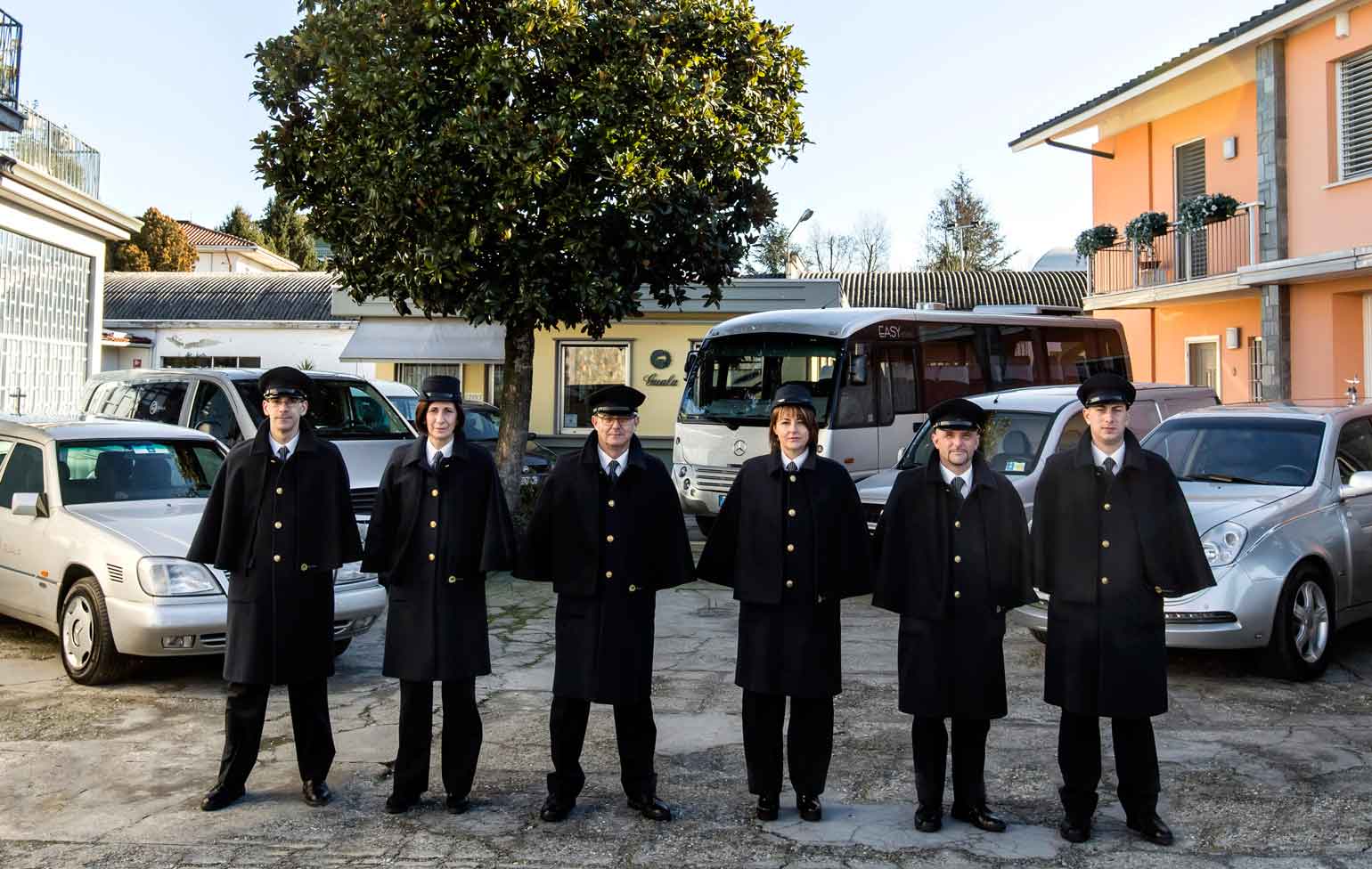 Lo staff e il parco mezzi completo all'interno della sede di Guala Centro Onoranze Funebri a Mede, Pavia