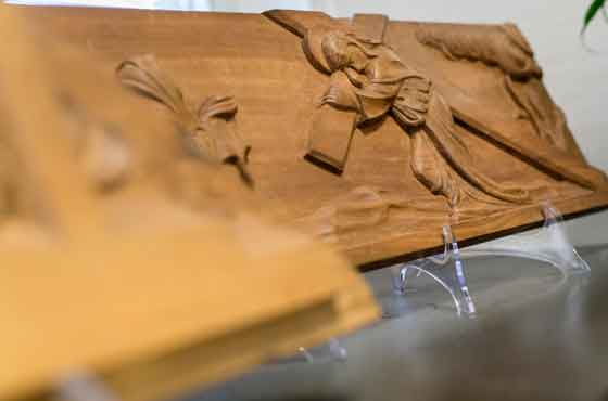 Altorilievo in legno raffigurante la passione di Cristo realizzato da Mario Guala
