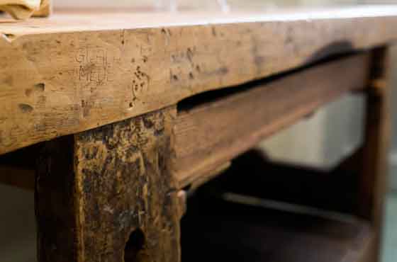Il tavolo da lavoro originale di Mario Guala durante gli anni trascorsi come falegname