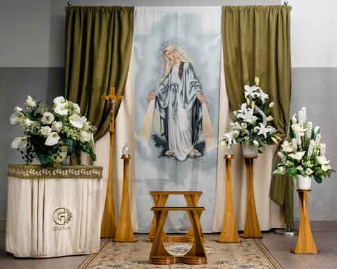 Allestimento con addobbi in tessuto pregiato raffiguranti la Madonna