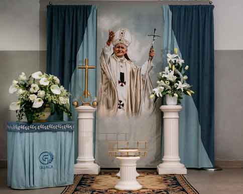 Allestimento con addobbi in tessuto pregiato raffiguranti Giovanni Paolo II