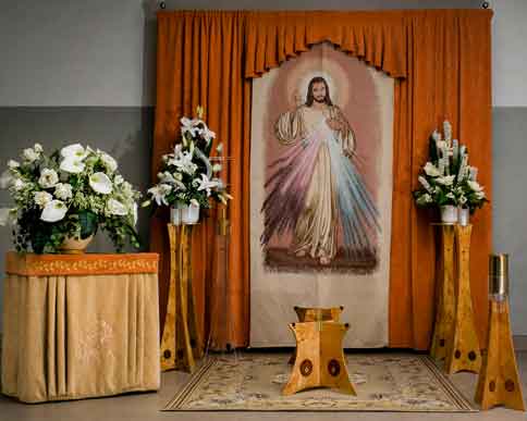 Allestimento con addobbi in tessuto pregiato raffiguranti il Cristo