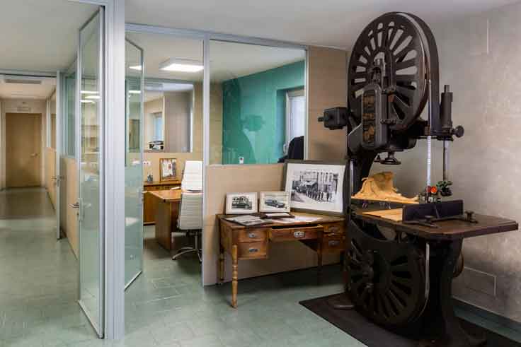 Uffici interni di Guala Centro Onoranze Funebri e particolare della sega a nastro usata dal falegname Mario Guala