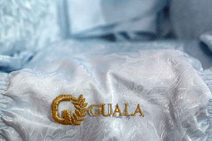 Stoffe preziose ricamata con il logo di Guala Centro Onoranze Funebri
